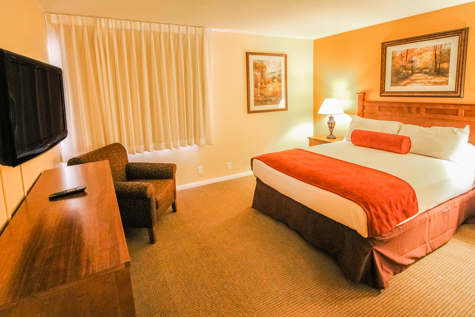 A vibrant master bedroom at VRI's Lake Arrowhead Chalets in California.